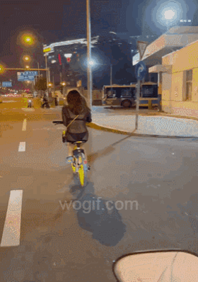 40度高溫，美女都想“光膀子”騎車了（GIF）