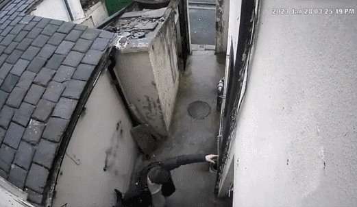 踹人家門，被澆了一頭開水，都冒煙了（GIF）