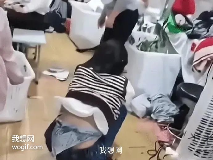 3.女同事打架，內褲拽成丁字褲，沒法幫忙（2024年搞笑圖片）